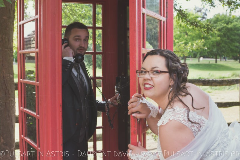 Photo mariage dans cabine téléphonique anglaise