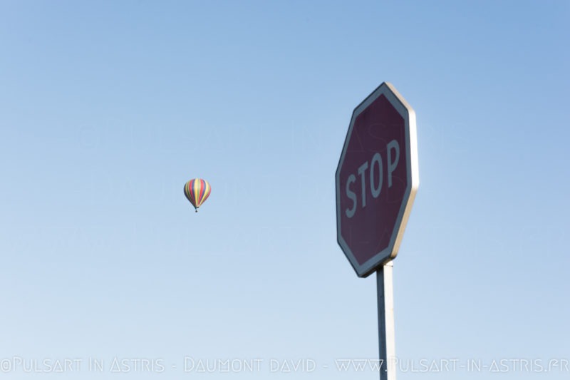 Montgolfière et panneau STOP