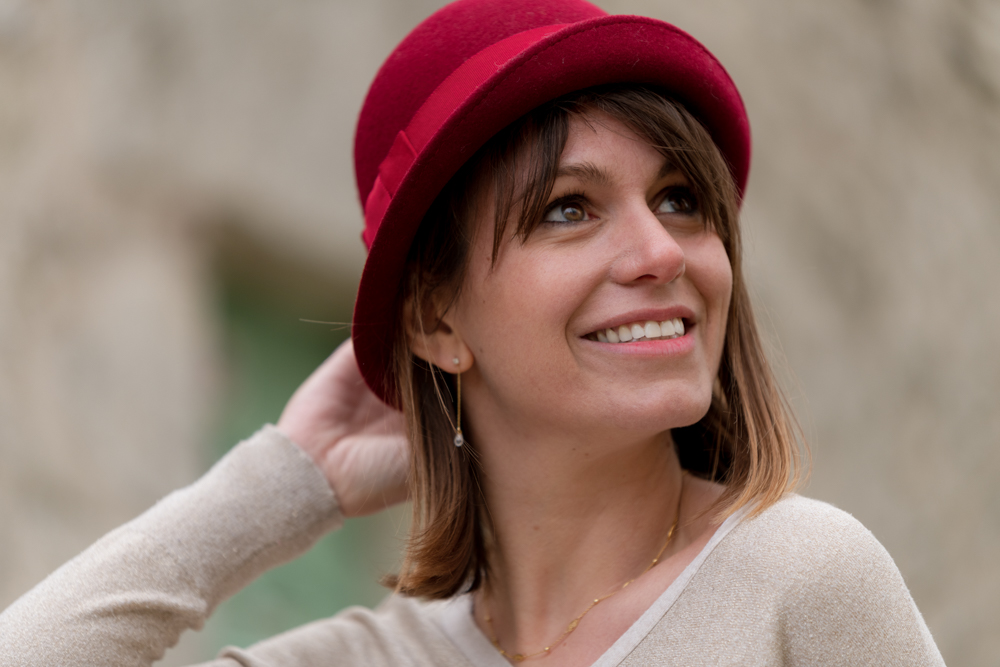 photo femme chapeau rouge souriante 2